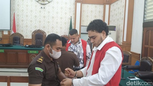 Dua terdakwa pembunuhan WN Australia menjalani sidang di PN Denpasar, Senin (19/1/2026).