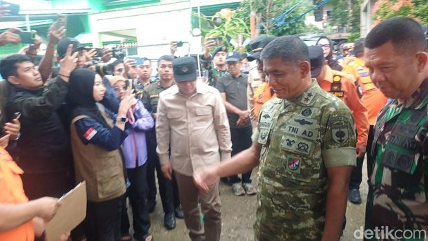 Menteri Perhubungan (Menhub) Duby Purwagandhi mengunjungi posko SAR pencarian pesawat ATR42-500 di Kabupaten Pangkep, Sulawesi Selatan (Sulsel).