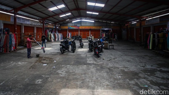 Pedagang menata kain tekstil dagangannya di Pasar Tekstil Cipadu, Tangerang Selatan, Banten, Senin (19/1/2026). Pasar Tekstil Cipadu di Tangerang Selatan yang selama ini menjadi rujukan utama perdagangan tekstil kini tampak kehilangan geliatnya.