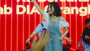 Gaya panggung cewek yang akrab disapa Eca ini selalu penuh energi, lengkap dengan outfit kasual yang bikin adem dilihat. Foto: Instagram Elsa Japasal
