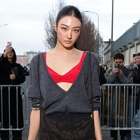 Penampilan personel grup KPop MEOVV, Kim Gawon tak kalah memukau sebagai brand ambassador Prada. Ia mulai bergabung dalam keluarga rumah mode mewah Italia itu sejak April 2025. Foto: Getty Images