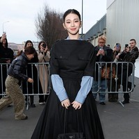 Karina aespa memancarkan keanggunan dengan visual bak AI. Ia hadir dalam balutan dress hitam dan kemeja biru sebagai inner. Gayanya dilengkapi aksesori dan riasan natural. Foto: Getty Images