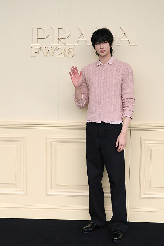 Bintang drama Korea Lovely Runner itu memakai atasan rajut berwarna pink, yang dipadukan dengan kemeja beraksen frill di bagian dalam. Postur tubuhnya dengan tinggi badan menjulang 189 cm menjadi daya tarik tersendiri. Foto: Getty Images