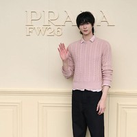 Bintang drama Korea Lovely Runner itu memakai atasan rajut berwarna pink, yang dipadukan dengan kemeja beraksen frill di bagian dalam. Postur tubuhnya dengan tinggi badan menjulang 189 cm menjadi daya tarik tersendiri. Foto: Getty Images