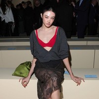 Namun, kombinasi busana Gawon MEOVV tidak mendapat sambutan baik karena dianggap tidak mencerminkan gaya luxury. Pelantun Hands Up itu memakai atasan lengan panjang abu-abu berkerah V, yang mengekspos bra merah dengan rok renda bunga-bunga yang memperlihatkan underwear hitam. Foto: Getty Images