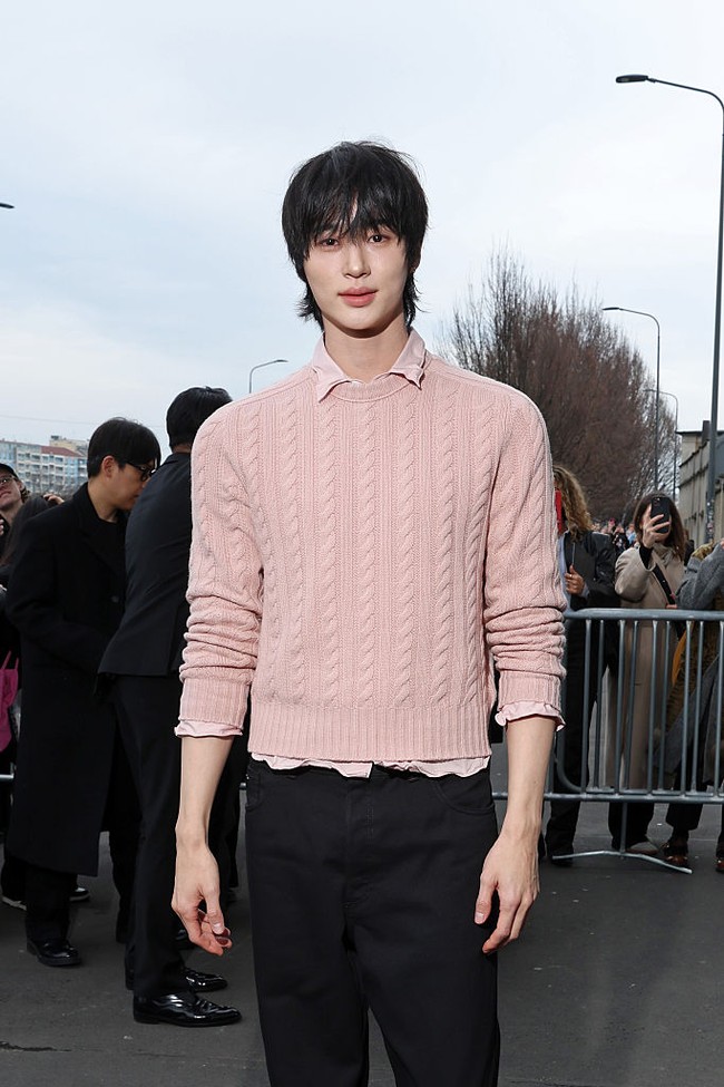 Byeon Woo Seok viral mencuri perhatian usai menghadiri peragaan busana Prada di Milan Fashion Week 2026 pada Minggu (18/1/2026). Paras tampannya begitu memikat dengan gaya messy hair, yang beda dari biasanya. Foto: Getty Images