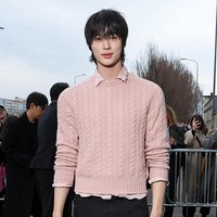 Gaya Byeon Woo Seok-Karina aespa Ramaikan Fashion Show Prada di Milan