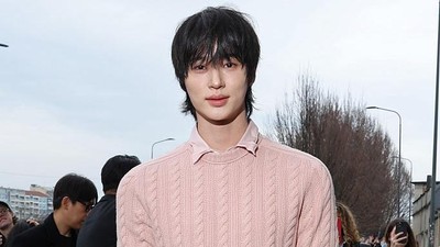 Gaya Byeon Woo Seok-Karina aespa Ramaikan Fashion Show Prada di Milan