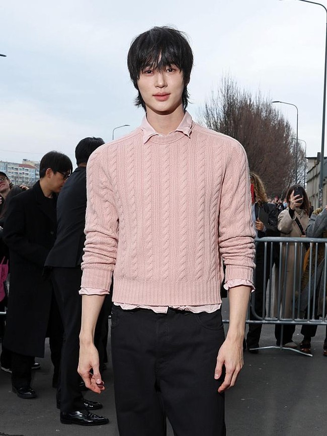Gaya Byeon Woo Seok-Karina aespa Ramaikan Fashion Show Prada di Milan