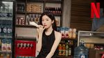 Go Yoon Jung Pose di Gerobak Cilok hingga Santai Kulineran di Kafe