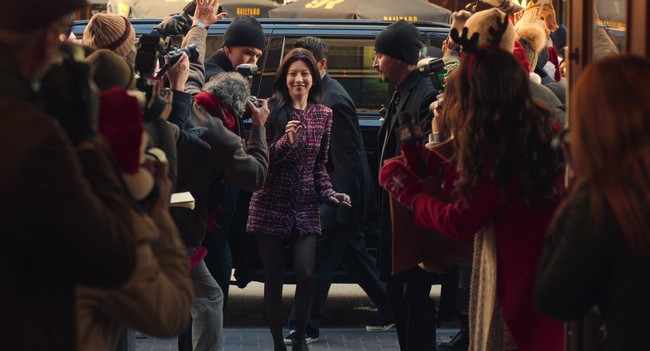 Go Youn Jung tampil dalam balutan busana Chanel dalam sejumlah episode drama Korea terbarunya, Can This Love Be Translated. Seperti dalam episode kedua, usai terbangun dari koma, karakternya Cha Mu Hee memberikan tanda tangan kepada fans berbalut tweed dress bernuansa pink dan hitam dari koleksi Chanel Métiers d’Art 2024. Foto: Instagram