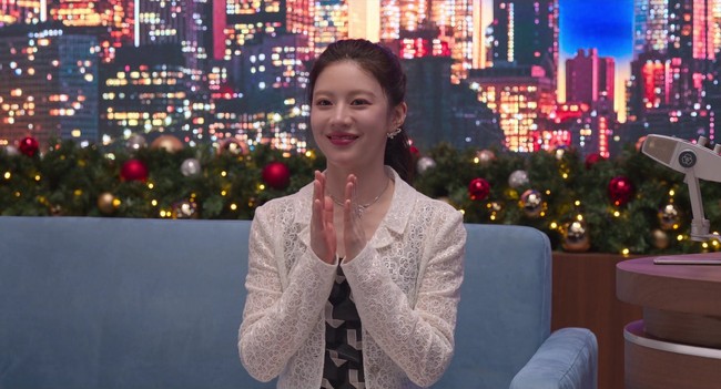 Masih dari episode yang sama, karakter Go Youn Jung yang meraih popularitas global usai memerankan Do Ra Mi diundang ke sebuah talk show. Kali ini, ia mengenakan satu set jaket dan rok putih dari Chanel Spring/Summer 2024. Begitu juga anting, cincin dan kalungnya. Foto: Instagram