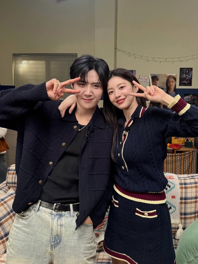 Bahkan selama masa promosi drama Korea Can This Love Be Translated bersama Kim Seon Ho, Go Youn Jung tidak absen pakai busana Chanel. Ia terlihat memakai knitted top dan skirt berwarna navy, dengan aksen stripes berwarna maroon Chanel Cruise 2026. Foto: Instagram
