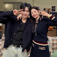 Bahkan selama masa promosi drama Korea Can This Love Be Translated bersama Kim Seon Ho, Go Youn Jung tidak absen pakai busana Chanel. Ia terlihat memakai knitted top dan skirt berwarna navy, dengan aksen stripes berwarna maroon Chanel Cruise 2026. Foto: Instagram