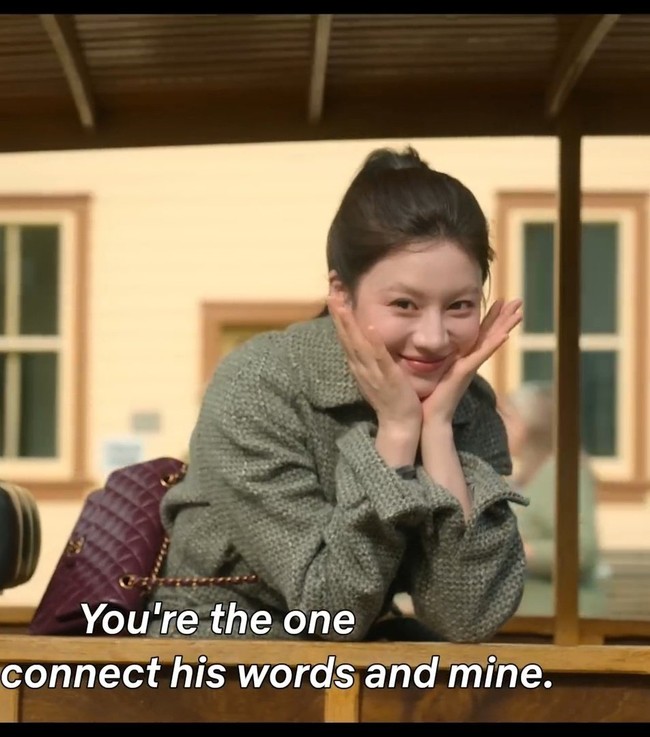 Gayanya begitu memikat dan sulit membuat netizen berpaling. Go Youn Jung coat abu-abu Chanel Métiers d’Art 2024 saat diceritakan baru memulai syuting variety show di Jepang. Lengkap dengan koleksi tasnya berwarna maroon. Foto: Instagram