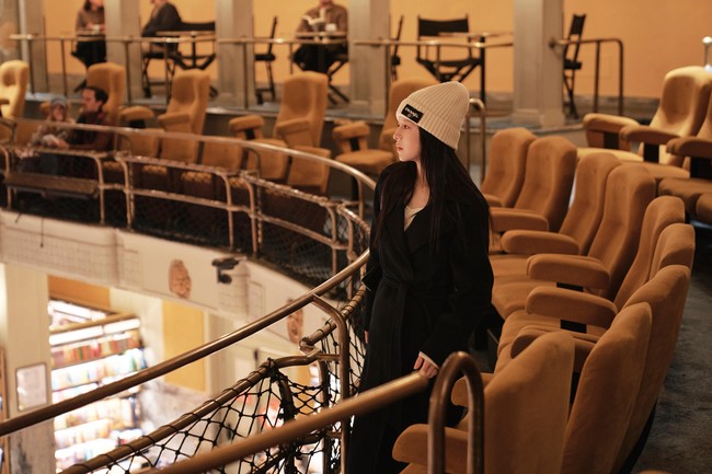 Selanjutnya ada beanie Chanel yang menampilkan jelas logo rumah mode Prancis tersebut saat Go Youn Jung menghampiri Kim Seon Ho ke toko buku. Beanie putih itu juga pernah dipakainya di Bandara Incheon pada Mei 2024. Foto: Instagram