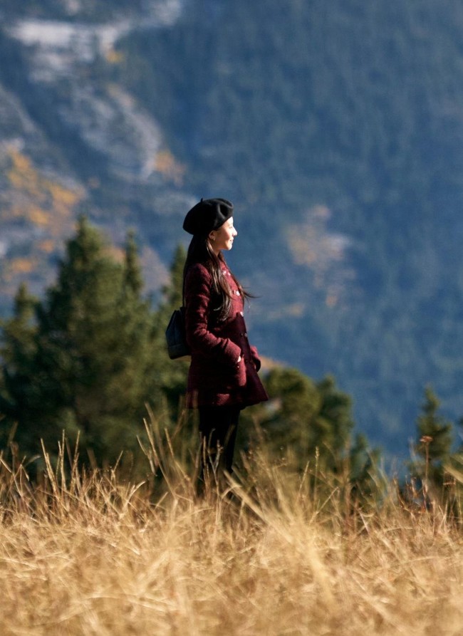 Penggemar juga mengamati gaya Go Youn Jung memakai coat maroon dan hand bag hitam Chanel. Sang aktris juga mendapat kiriman food truck bungeoppang yang dipamerkan di Instagram Story pada awal Januari 2026. Foto: Instagram