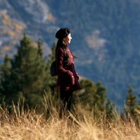 Penggemar juga mengamati gaya Go Youn Jung memakai coat maroon dan hand bag hitam Chanel. Sang aktris juga mendapat kiriman food truck bungeoppang yang dipamerkan di Instagram Story pada awal Januari 2026. Foto: Instagram