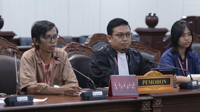 Seorang pengemudi ojek online Didi Supandi bersama istrinya, Wahyu Triana Sari, yang berprofesi sebagai pedagang kuliner daring, menggugat kebijakan kuota internet hangus oleh penyelenggara telekomunikasi.