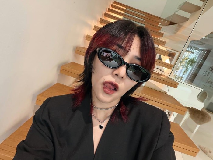 Isyana Sarasvati dengan gaya rambut wolf cut mullet.