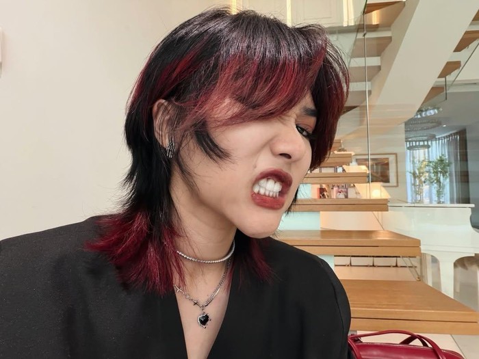 Isyana Sarasvati dengan gaya rambut wolf cut mullet.
