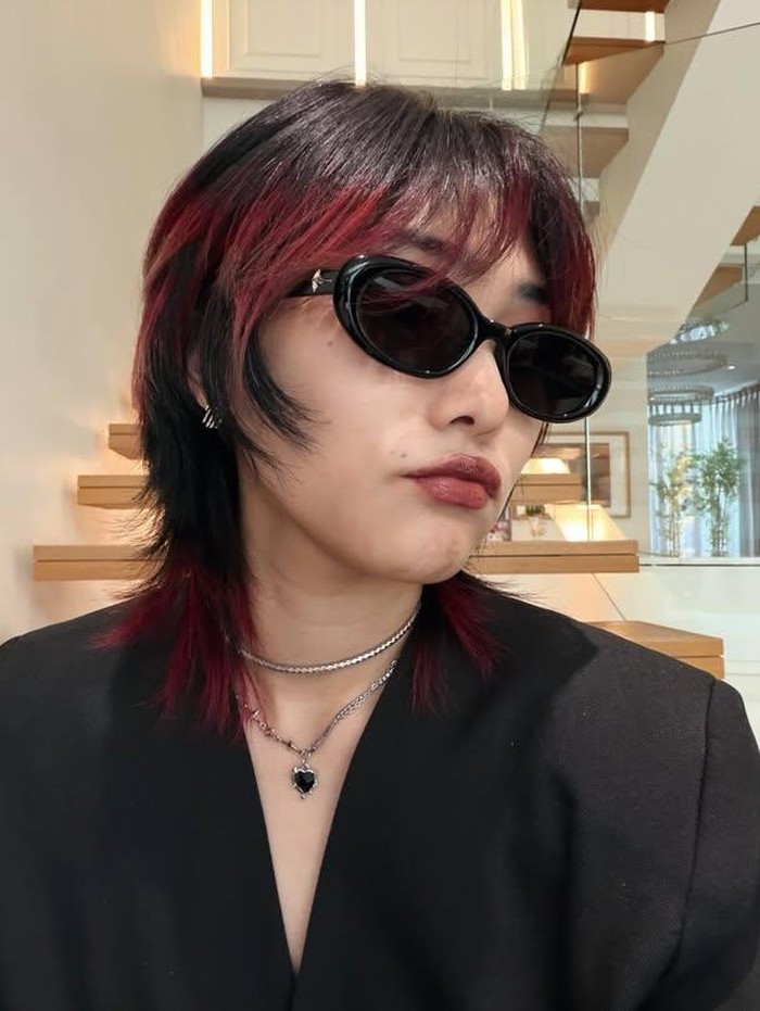 Isyana Sarasvati dengan gaya rambut wolf cut mullet.