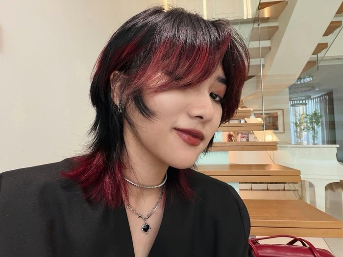Isyana Sarasvati dengan gaya rambut wolf cut mullet.