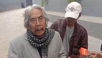 Jaja Miharja mengatakan sudah kurang lebih sebulanan gak pakai kursi roda lagi. Ya sudah enak nih, sekarang sudah bisa jalan biasa. Biasanya kan pakai kursi roda, ujarnya saat ditemui di Studio Trans7, Warung Buncit, Jakarta Selatan, Senin (19/1/2026). (Foto: Muhammad Ahsan Nurrijal)