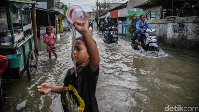 Jalan Akses Bekasi - Jakarta Masih Tergenang