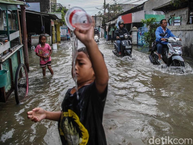 Jalan Akses Bekasi - Jakarta Masih Tergenang