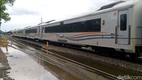 Terjebak Banjir Pekalongan, Penumpang Kereta Curhat di Medsos: Capek Tapi Pasrah