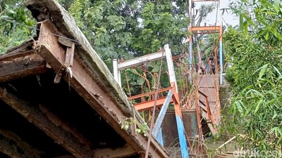 Jembatan Penghubung Desa di Probolinggo Ambrol