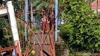 Ambrolnya jembatan membuat mobilitas warga dari dan menuju tiga dusun terganggu.