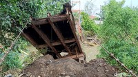 Jembatan yang menghubungkan Dusun Beji dan Dusun Banjar Utara itu selama ini menjadi jalur utama aktivitas pendidikan, ekonomi, hingga sosial masyarakat.