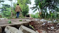 Putusnya jembatan membuat mobilitas warga terganggu, termasuk anak-anak sekolah yang terpaksa mencari jalur alternatif dengan jarak tempuh lebih jauh dan risiko lebih tinggi.