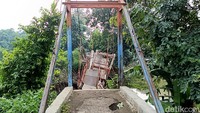 Jembatan yang dibangun menggunakan Dana Desa tahun 2018 itu menelan anggaran sebesar Rp 277.532.000, dengan panjang sekitar 20 meter dan lebar 4 meter.