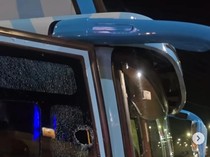 Bus Persela Dilempari Batu hingga Kaca Pecah Usai Lawan PSS Sleman