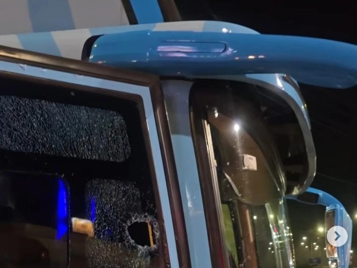 Bus Persela Dilempari Batu hingga Kaca Pecah Usai Lawan PSS Sleman