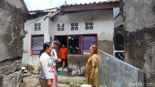 Kadinsos Denpasar I Gusti Ayu Laxsmy Saraswaty saat meninjau rumah warga yang tidak layak huni, Senin (19/1/2026).