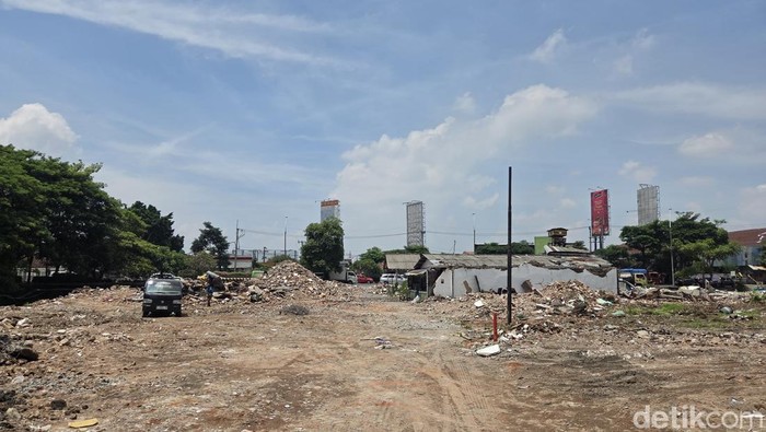 Kampung di tengah Jalan Ahmad Yani, Surabaya, rata dengan tanah