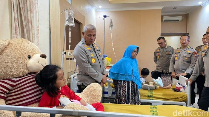 Kapolda Kalsel Irjen Rosyanto Yudha Hermawan mengunjungi dua anak korban laka lantas yang kehilangan kedua orang tuanya.