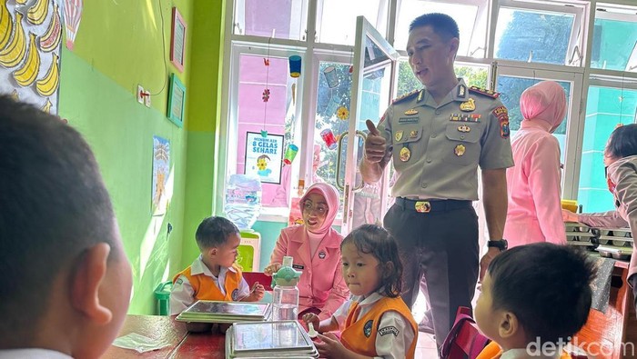 Kapolres Kota Batu AKBP Anggi Saputra membagikan MBG ke TK Kemala Bhayangkara