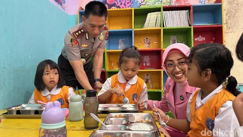 Kapolres Kota Batu AKBP Anggi Saputra membagikan MBG ke TK Kemala Bhayangkara