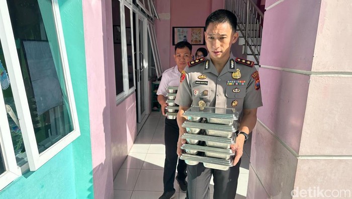 Kapolres Kota Batu AKBP Anggi Saputra membagikan MBG ke TK Kemala Bhayangkara