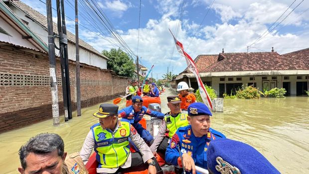 Kapolresta Pati Kapolresta Pati, Kombes Jaka Wahyudi, saat memantau distribusi logistik untuk korban banjir di Kecamatan Juwana.