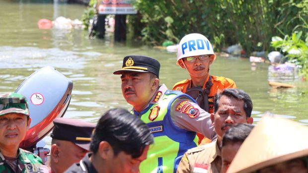 Kapolresta Pati Kapolresta Pati, Kombes Jaka Wahyudi, saat memantau distribusi logistik untuk korban banjir di Kecamatan Juwana.