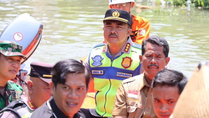 Kapolresta Pati, Kombes Jaka Wahyudi, saat memantau distribusi logistik untuk korban banjir di Kecamatan Juwana.