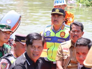 Polresta Pati Distribusikan Bantuan ke Desa Terdampak Banjir di Juwana