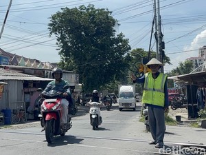 35 Tahun Kasi Jaga Perlintasan KA Tanpa Palang Demi Selamatkan Nyawa