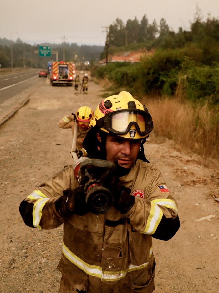 Petugas pemadam kebakaran bekerja di garis depan di dekat Concepcion, Chile, pada 18 Januari 2026, saat kebakaran hutan besar terus menyebar di wilayah selatan negara itu. REUTERS/Juan Gonzalez
